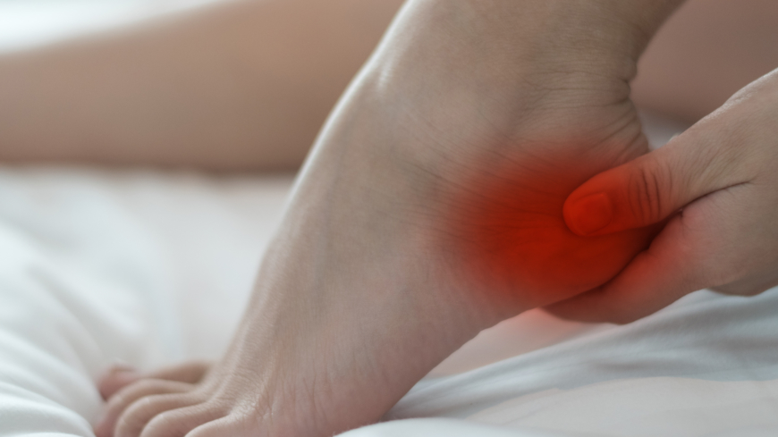 Hälsporre (plantar fasciit) är en överbelastning av fotsulan som kan göra kraftigt ont. Foto: Shutterstock